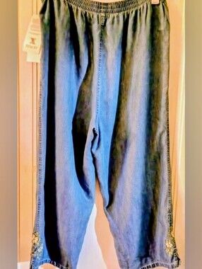 Koret Blue Wide-Leg Capris with Embroidered Hem